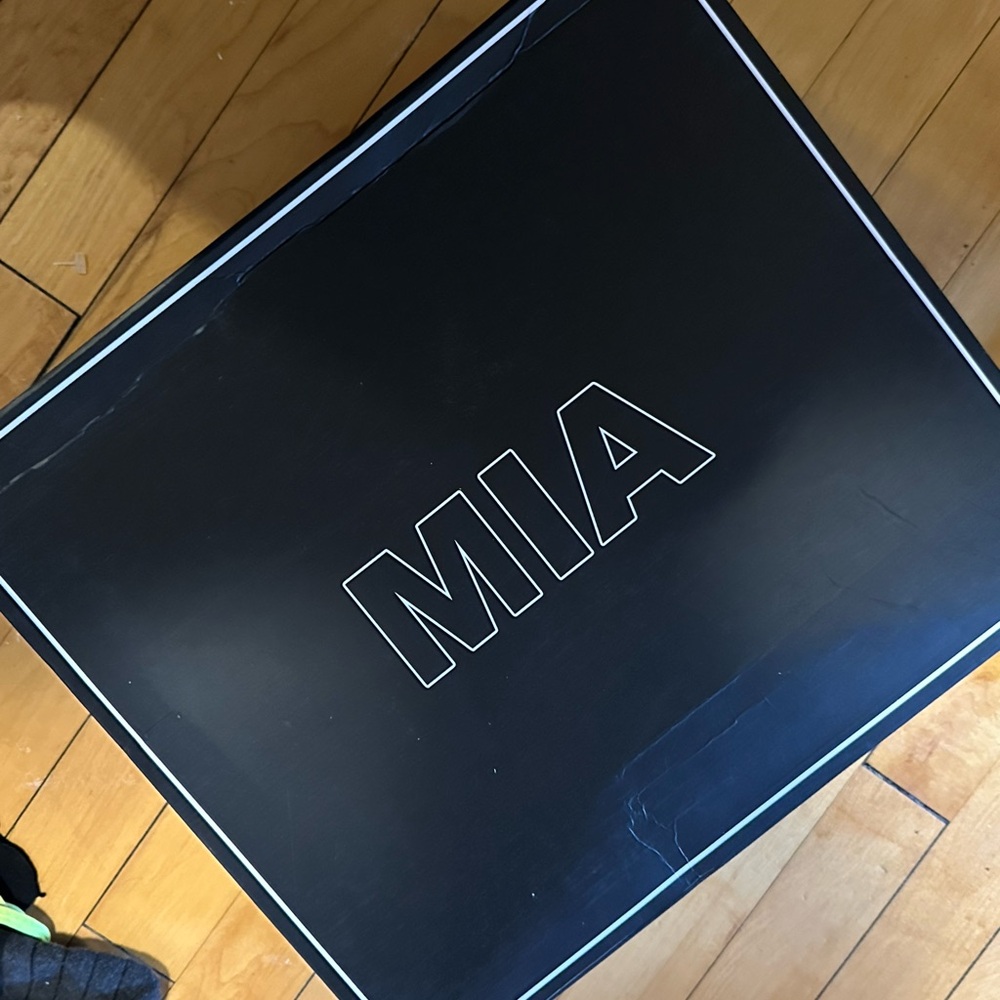Size 8 boots MIA - Picture 4 of 5